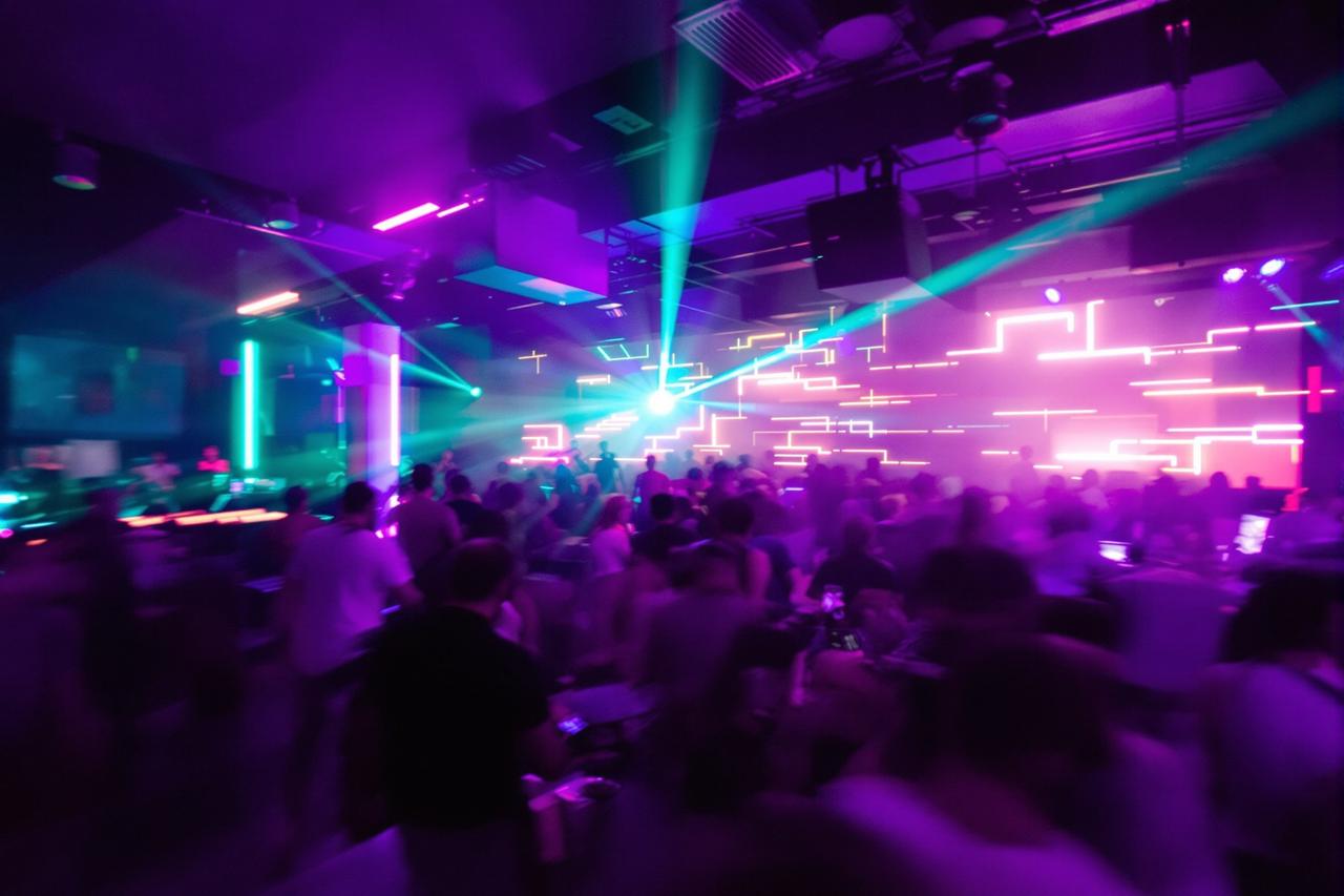 流量明星夜店狂欢至凌晨被拍照片